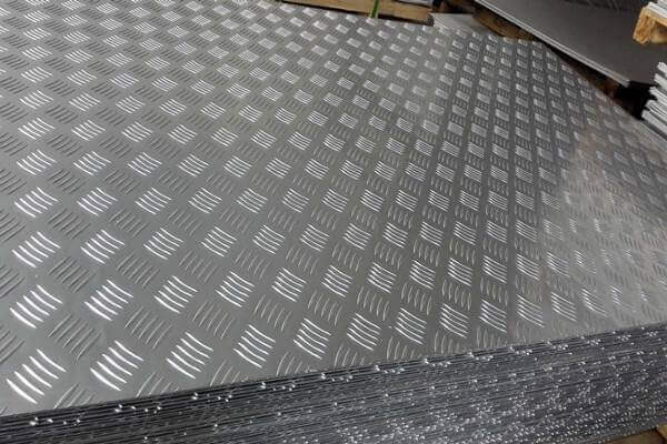 Figura 49 Placas de acero de aluminio con patrón para la plataforma antideslizante del Juego Mecánico Péndulo