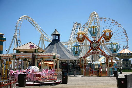 ¿Cuál es la diferencia entre un parque temático y un parque de atracciones?