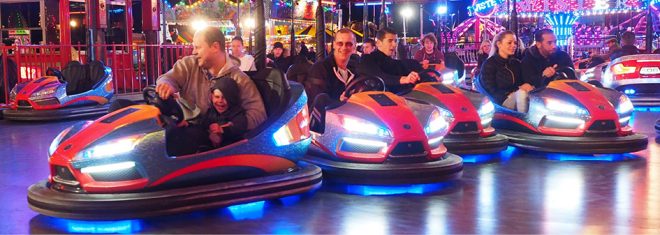 Coches de choque en parque de atracciones