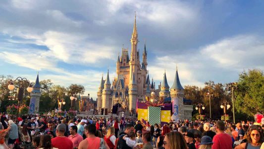 ¿Cómo atraen clientes los parques temáticos?