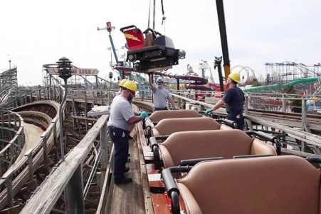 Instalación de paseos en parques temáticos