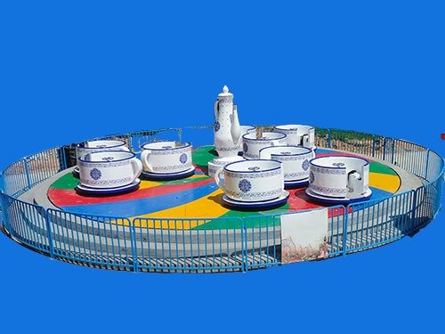 Spinning teacups ride ride